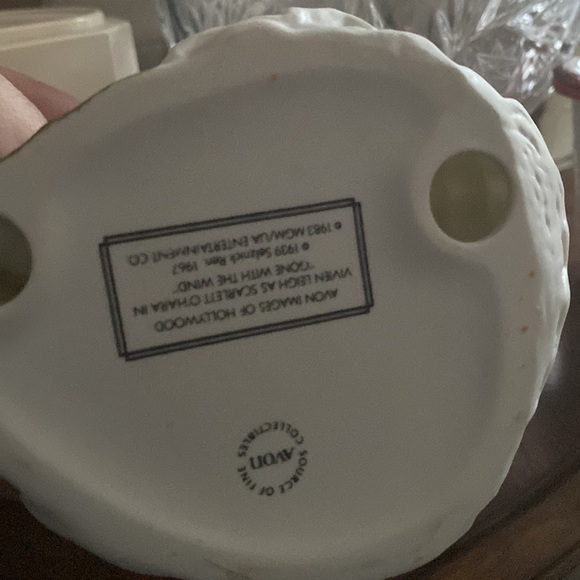 Vintage 1983 Avon Vivien Leigh as Scarlett O'Hara Gone With The Wind Figurine. - Picture 4 of 4